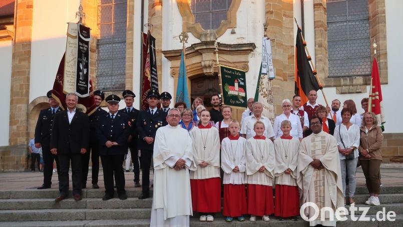 Zur Festmesse zum Patrozinium der Vilsecker Pfarrkirche waren auch die Vereine mit ihren Fahnenabordnungen gekommen. Pater Robin Xavier (vorne rechts) stellte das Leben und Wirken des Heiligen Ägidius, dem die Kirche gewidmet ist, in den Mittelpunkt. Bild: rha