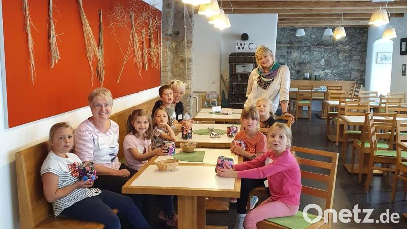 Betreut wurden die Kinder beim Ferienprogramm im Marktcafé des Mehrgenerationenhauses von Renate Krieglsteiner, Martina König-Frank und Einrichtungsleiterin Vera Jankowski (von links). Bild: AWO Mitterteich/exb