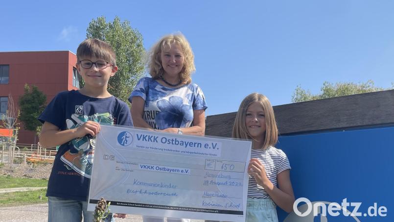 Im Namen der fünf Erstkommunikanten der Pfarrei Burkhardsreuth übergeben Korbinian Scharf und Marie Pamler in Regensburg eine Spende von 450 Euro an VKKK-Geschäftsstellenleiterin Theresia Buhl (Mitte). Bild: bjp
