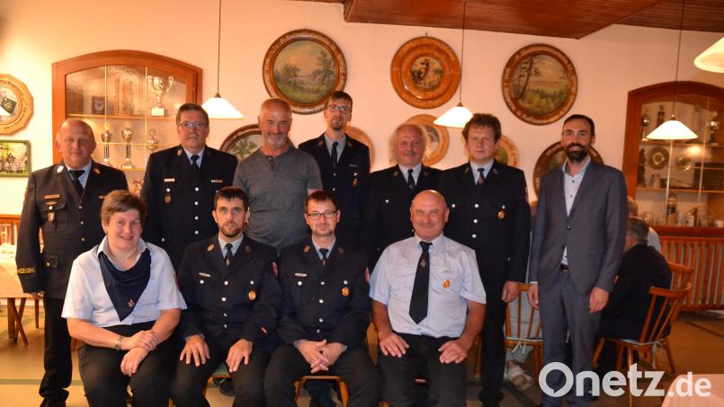 Den Geehrten gratulieren Bürgermeister Armin Bulenda (rechts) sowie die Vorstandsmitglieder und die Feuerwehr-Führungskräfte. Bild: gi