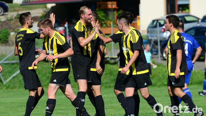 Da jubeln die Spieler der SF Weidenthal über ihren Erfolg bei der SG Pertolzhofen. Bild: Mark