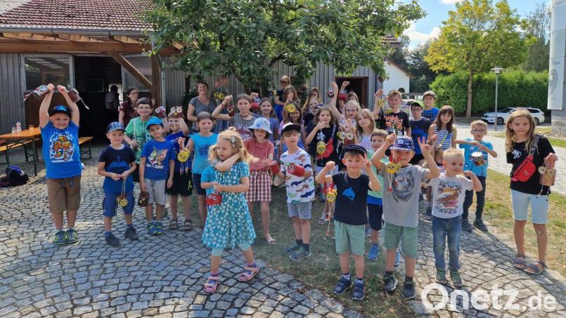 Sind die Dosen nicht schön geworden? Die Kinder waren mit Feuereifer bei der Sache. Bild: Josef Eibauer/exb