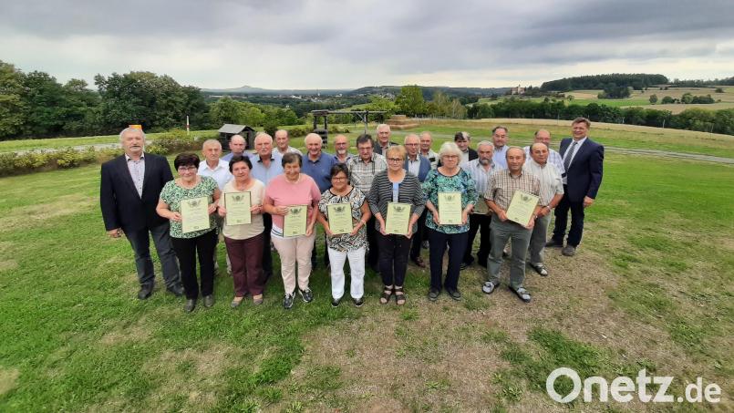 Für 50 Jahre Treue zum Verband für landwirtschaftliche Fachbildung (vlf) wurden viele ehemalige Studierenden geehrt. Mit dabei sind auch vlf-Vorsitzendem Albert Gollwitzer (ganz links) und Geschäftsführer Reinhold Witt (ganz rechts). Bild: vlf Weiden, Reinhold Witt/exb