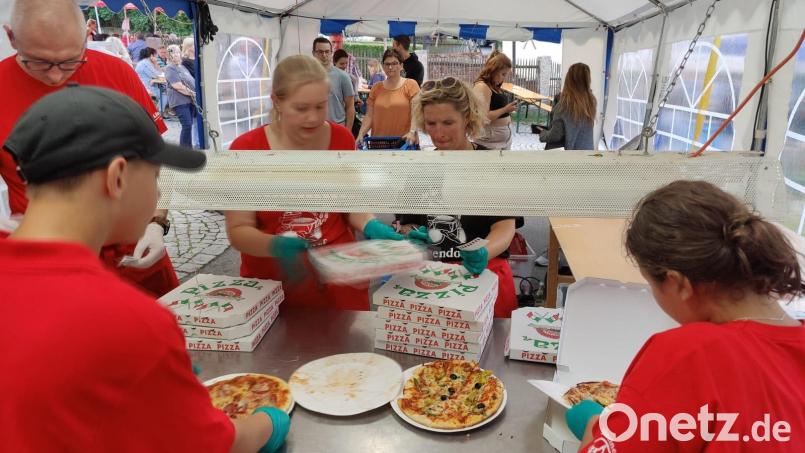 Alle Hände voll zu tun haben die ehrenamtlichen Helfer beim Pizzaverkauf in Altendorf. Bild: bjp