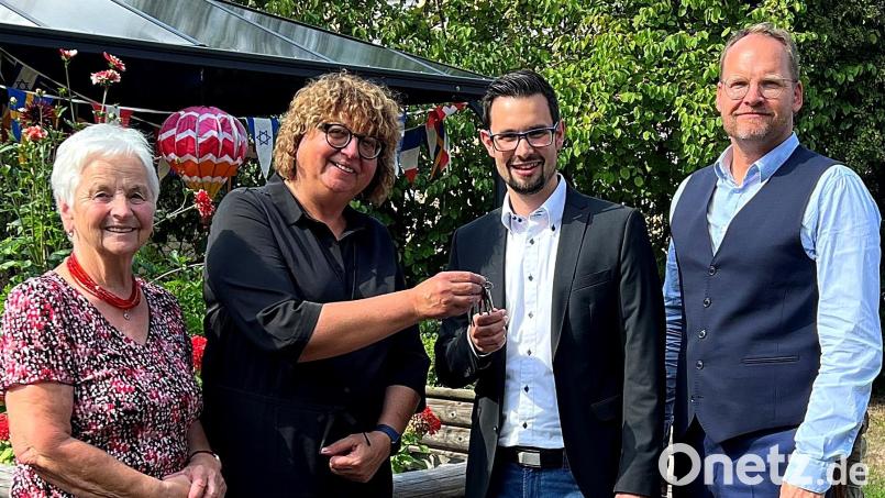 Silvia Zeitler (Zweite von links) wird als Einrichtungsleiterin verabschiedet. Sie übergibt den Generalschlüssel an ihren Nachfolger Manoel Schmidt. Links AWO-Vorsitzende Hilde Zebisch und rechts Bezirksgeschäftsführer Alexander Trapp. Bild: R. Kreuzer