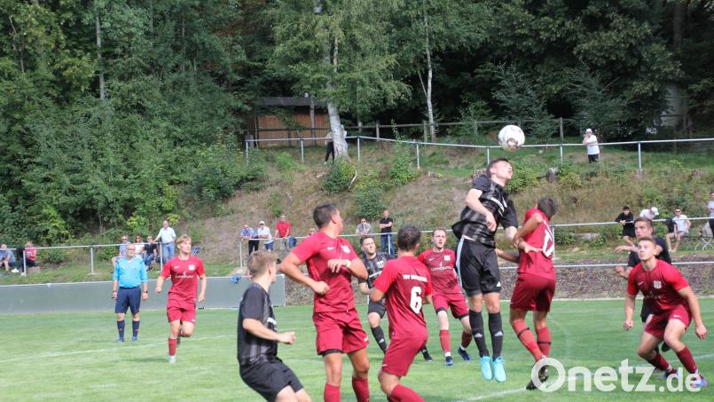 Der TSV Waldershof und der TSV Konnersreuth trennten sich am Sonntag 2:2. Hier steigt der Konnersreuther Stefan Bauer (Vierter von rechts) im Waldershofer Strafraum zum Kopfball hoch. Bild: kro
