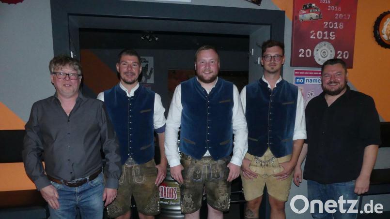 Wahlleiter Michael König (links) dankt Thomas Nasser, Marvin Striefler, Sebastian Wohlrab und Siegfried Zimmermann (von rechts) für die Übernahme von Funktionen der Vereinsführung. Bild: rn