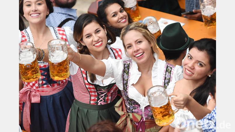 Das Tracht ist fast schon Pflicht: Dirndl und Lederhosen sind bei den Volksfesten in Bayern sehr beliebt - und das scheint zum Dogma zu werden. Bild: Tobias Hase/dpa
