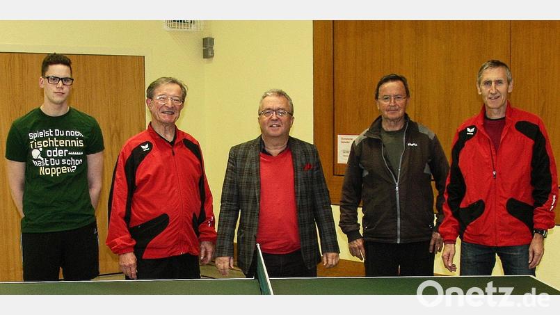 Einer der Gründerväter der TT-Sparte im Turnerbund Jahn Wiesau war der vor über zwei Jahren verstorbene Josef Sertl (Zweiter von links). Nach seinem Tod übernahm Markus Schäffler (rechts) die Spartenleitung. Archivbild: wro