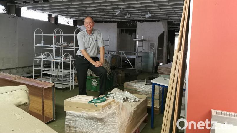 Siegfried Rossmann ist dabei, die Einrichtung des früheren Haushaltswarengeschäfts in der Nabburger Straße auszuräumen. Während ein Regal aus der Porzellanabteilung als Kulisse für ein RTL-Fernsehprojekt dient, landet das meiste beim Entsorger. Bild: Portner