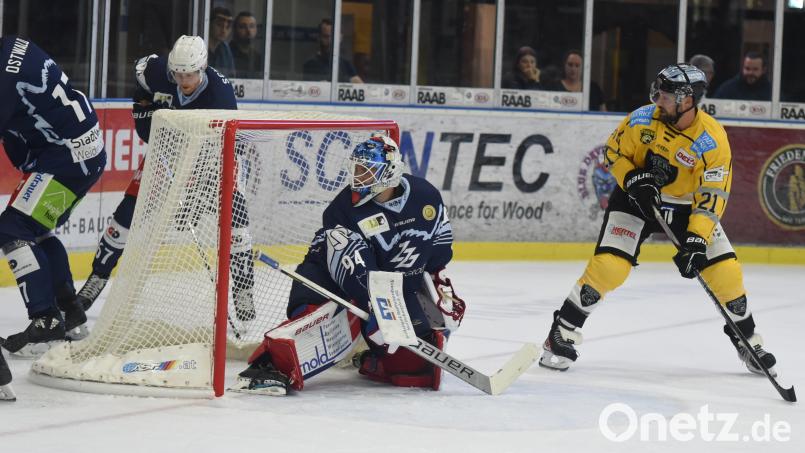 Szene vor dem Kasten des Weidener Keepers Marco Wölfl: Die Blue Devils unterlagen am Sonntag den Bayreuth Tigers mit 2:4. Bild: Gebert