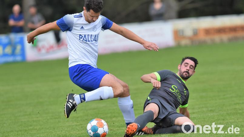 In einer intensiven Begegnung brachten Michael Herrmann (links) und die SpVgg Schirmitz dem bisherigen Spitzenreiter SV Kohlberg (im Bild Michael Baumann) die erste Saisonniederlage bei. Bild: Büttner