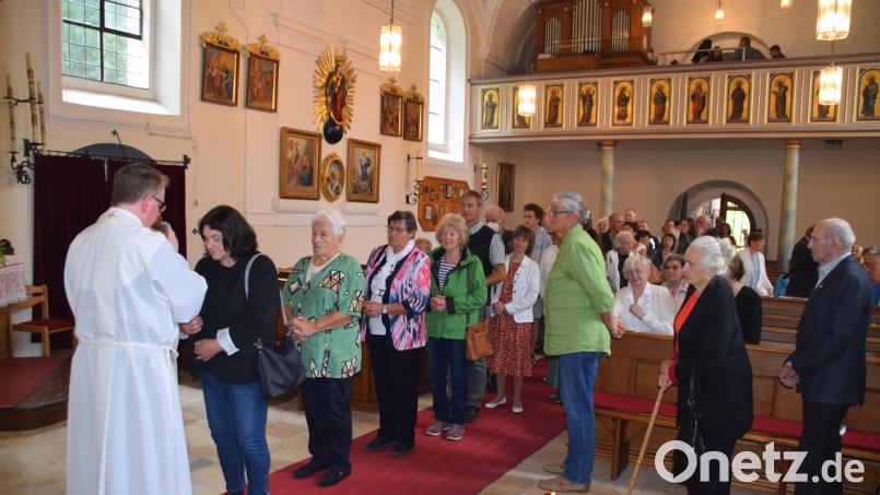 Groß war der Andrang zum Einzelprimizsegen nach dem Festgottesdienst durch Primiziant P. Thomas Höflich. Bild: swo