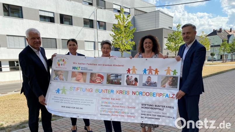 Martin Helgert (Sparkasse Oberpfalz Nord), Marina Luttels (Leiterin des Bunten Kreises Nordoberpfalz), Dr. Christa Kraemer (Justiziarin Kliniken Nordoberpfalzz) Stifterin Renate Körber und Michael Hoffmann (Vorstand Kliniken Nordoberpfalz) blicken in der Sitzung des Stiftungsrates auf die aktuelle Entwicklung der Stiftung Bunter Kreis Nordoberpfalz zurück. Bild: Kliniken Nordoberpfalz, Michael Reindl/exb