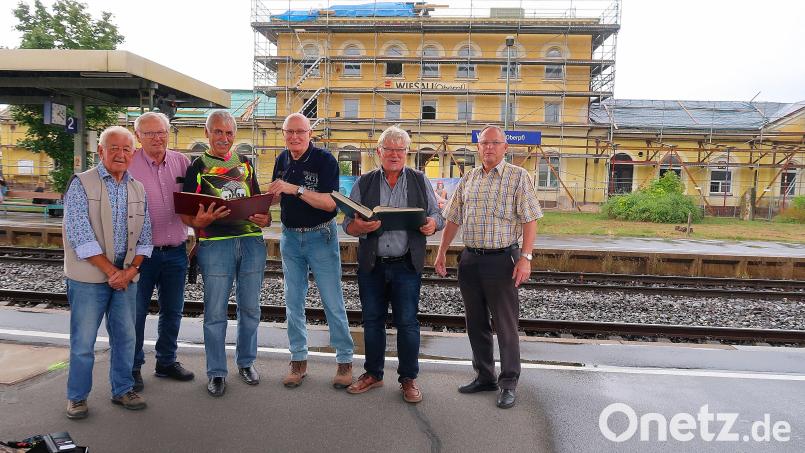 An ihrer einstigen Arbeitsstätte, am Bahnhof Wiesau, erinnerten (von links) Hans Konz, Gerhard Robl, Manfred Mois, Hans Meister, Heinrich Brunner und Eckbert Vollath an das 140-jährige Bestehen der Bahnstrecke Wiesau–Marktredwitz. Bild: bsc