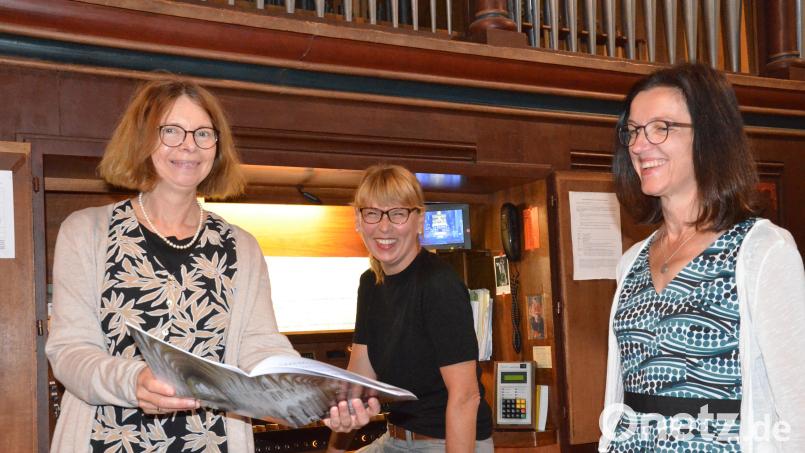Judith Peter, Karin Schönberger und Silvia Schönberger (von links) gestalten eine musikalische Mittagsandacht in der Josefskirche in Weiden. Bild: Kunz