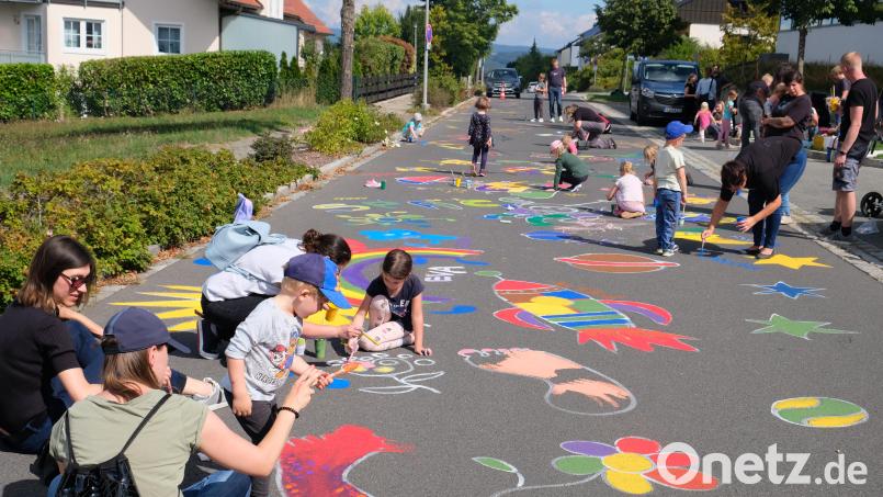 Mit der Einladung zu einem Straßenmalen sorgten CSU, FU und JU im Rahmen des städtischen Kinderferienprogramms für Abwechslung Bild: do