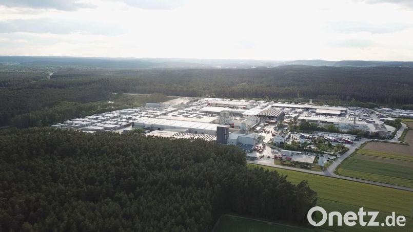 Rund 400 Beschäftigte zählt der Pflasterstein-Produzent Godelmann auf seinem Standort am Rande von Högling in der Gemeinde Fensterbach. Bild: Firma Godelmann/exb