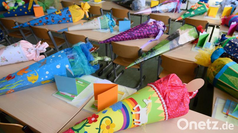 Auch am Sonderpädagogischen Förderzentrum in Tirschenreuth beginnt wieder der Unterricht. Das Symbolbild zeigt Schultüten auf den Schulbänken. Bild: Robert Michael/dpa