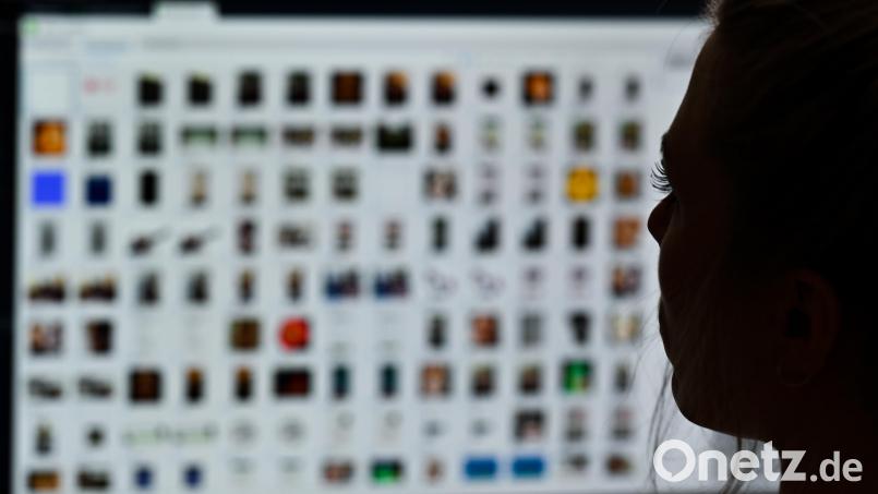 Eine Kriminaloberkommissarin sitzt vor einem Auswertungscomputer bei Ermittlungen gegen Kinderpornografie und sexuellem Missbrauch. Symbolbild: dpa/Arne Dedert