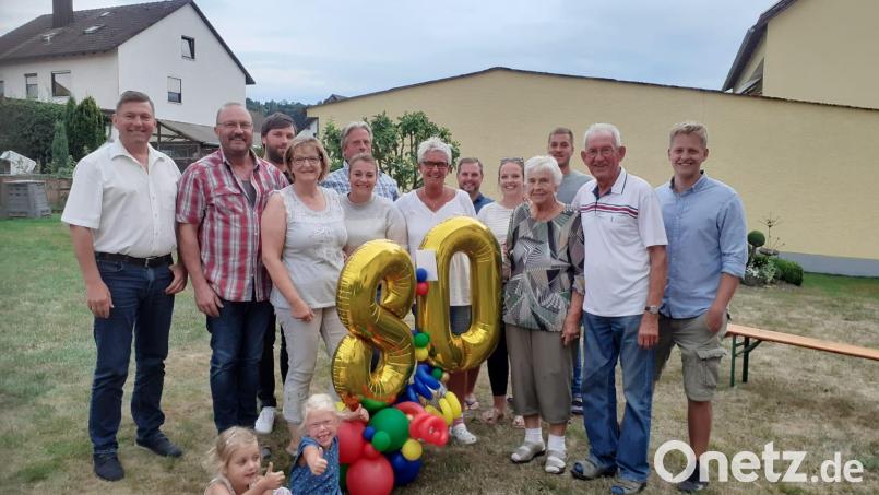 Emilie Plachta feierte am 3. September ihren 80. Geburtstag. Am Sonntag traf sich die Familie zur großen Geburtstagsfeier. Die goldene &quot;80&quot; ließ keinen Zweifel daran, welches Jubiläum gefeiert wird. Emilie Plachta (3. von rechts) freute sich mit Ehemann Klaus (2. von rechts) besonders über das musikalische Geburtstagsgeschenk der Stadtkapelle Pleystein. Bild: bey
