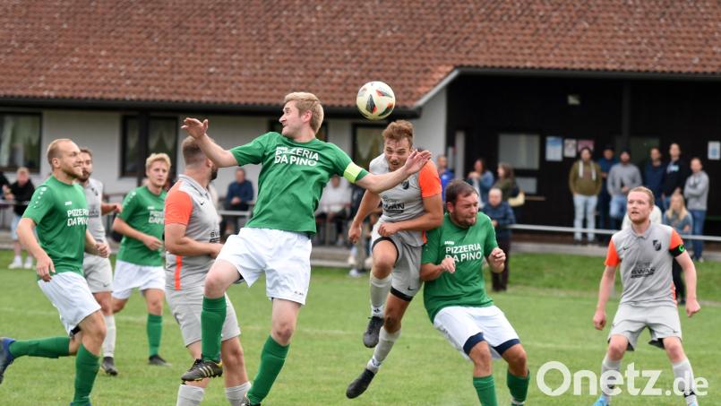 Der TSV Friedenfels verlor am Samstag bei der SG Griesbach/Großkonreuth mit 1:2. Hier kommt der Friedenfelser Moritz Fischer (Dritter von rechts) im SG-Strafraum zum Kopfball. Bild: Gebert