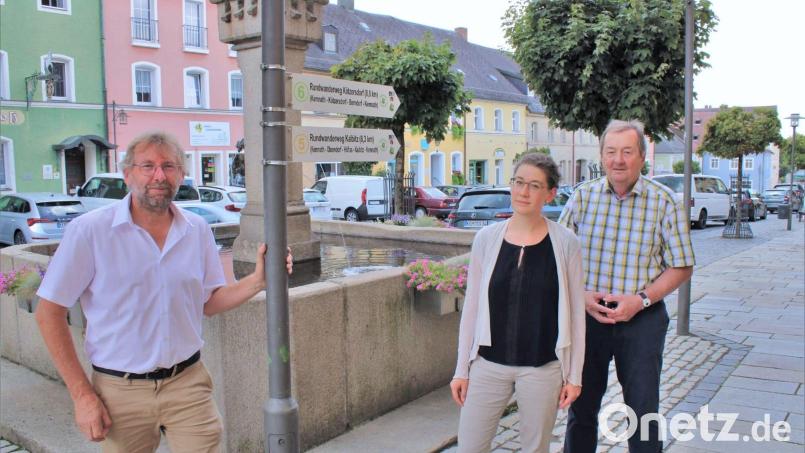 Am Kemnather Stadtplatz begutachteten Zweiter Bürgermeister Hermann Schraml, Naturpark-Geschäftsführerin Elisabeth Frank und Projektleiter Rudi Ehstand (von links) die neuen Schilder. Bild: Stadt Kemnath/exb