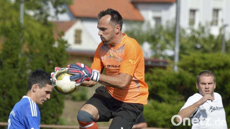 Ein Bild aus vergangenen Tagen: Stephan Pröls (Mitte) hat den Ball sicher. Am Sonntag musste der 45-.Jährige lange nach seinem Karriereende mal wieder einspringen. Archivbild: Hubert Ziegler