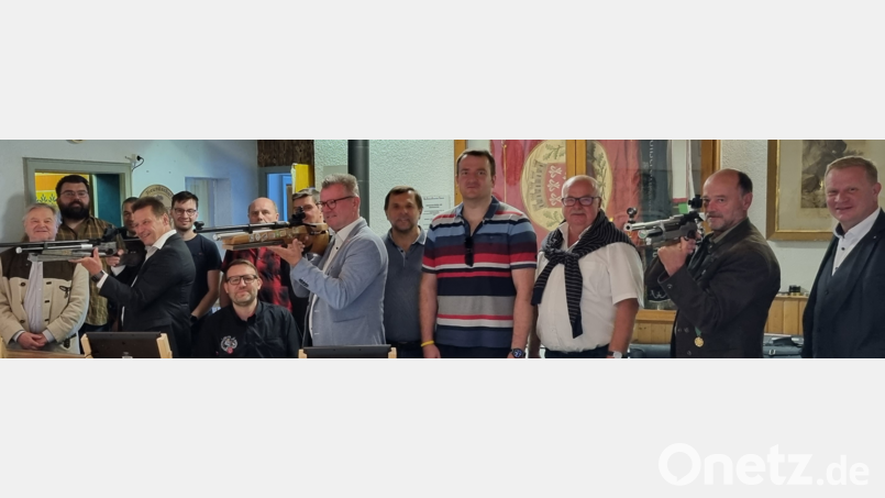 Die Stadtmeisterschaft eröffnen (von links) Altbürgermeister Gerd Geismann, Stefan Frank (Bayerischer Jagdverband), Erich Übler (Raiffeisenbank), Alexander Donhauser (RUAG Ammotec), Oberschützenmeister Jürgen Weiß (unten), Georg Hausmann, Fritz Falk, Bürgermeister Michael Göth, Zweiter Bürgermeister Günter Koller, Stadtrat Patrick Fröhlich, Stadtrat Hans-Jürgen Reitzenstein, Gauschützenmeister Werner Wendl und Martin Sachsenhauser (Raiffeisenbank). Bild: Jürgen Weiß/exb