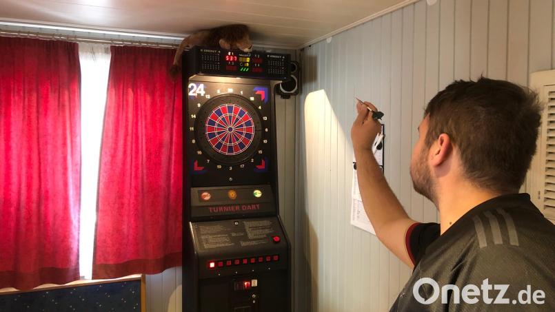 Unter den Augen ihres Maskottchens, dem Löwen auf dem Dartautomat, zielt Mannschaftsführer Fabian Baldauf auf das Feld der Triple 20 - das punktereichste Feld auf dem Dartboard. Bild: mis