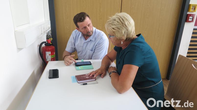 Als versierter Fachmann erwies sich IT-Experte Jürgen Blumberg beim Techniknachmittag im Foyer der Mehrzweckhalle. Bild: jzk