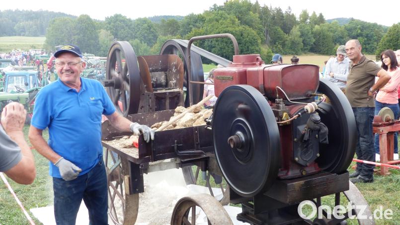 Fred Geitner ist mit seiner „Stoaquetschn“ aus dem Jahr 1937 der absolute Publikumsmagnet beim Backofenfest. Bild: jp