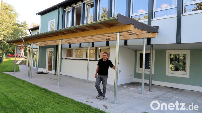 Modern, hell und freundlich präsentiert sich das Kinderhaus Friedenfels nach dem Um- und Erweiterungsbau. Bürgermeister Oskar Schuster freut die termingerechte Fertigstellung. Bild: bsc