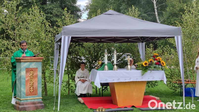 Pfarrer Julius Johnrose feierte einen Feldgottesdienst für verstorbene Mitglieder der Ortsvereine Pullenreuth. Bild: Alexander Hecht/exb