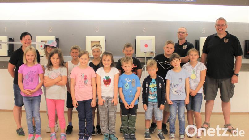 Die Teilnehmer mit Jugendleiterin Ruth Kryschak (links), 2.Schützenmeister Mathias Scheeler (2. von rechts) und 1.Schützenmeister Thomas Kryschak (rechts) Bild: wec