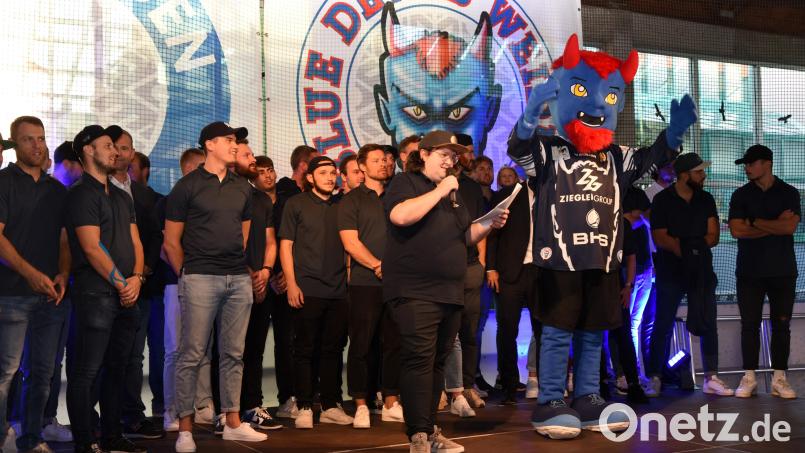 Die Spieler der Blue Devils zusammen mit Moderator Christian Kaminsky und dem neuen Maskottchen auf der Bühne. Bild: Gebert