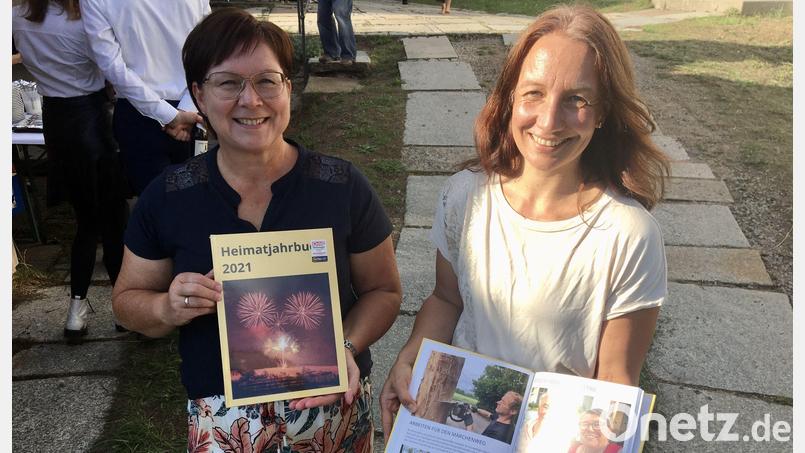 Christa Schlagenhaufer (links) und Ute Beigel von der Pfarrbücherei Wutschdorf mit dem neuen Heimatjahrbuch 2021. Bild: gri