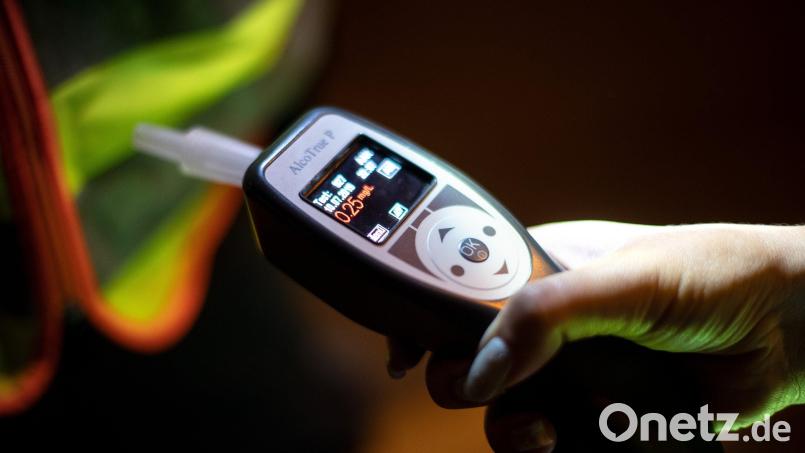 Viel zu tief ins Glas hatte am Wochenende ein 41-Jährige geschaut. Und danach setzte er sich auch noch auf sein Pedelec. Die Polizei stoppte ihn am Sonntagmorgen in Waldsassen mit fast zwei Promille. Symbolbild: Sina Schuldt/dpa