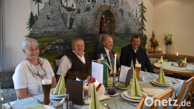 Auch Bürgermeister Reinhard Kreuzer (rechts) gratulierte (von links) Helga und Siegfried Maier zur Diamantenen Hochzeit. Bild: Stadt Schönsee/exb