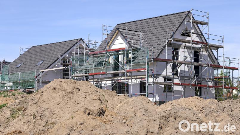 Viele können sich kein eigenes Einfamilienhaus mehr leisten. Nach dem rapiden Anstieg der Bauzinsen sehen Experten eine Atempause für Bauherren und Immobilienkäufer. Symbolbild: Jan Woitas