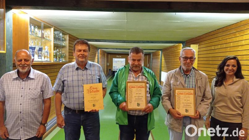 Ehrungen für lange Treue zum SKC Hard standen im Mittelpunkt der Jahreshauptversammlung. Im Bild von links Vorsitzender Hans Malzer, Bernhard Hamann, Alfred Glatz, Oswald Zintl und Bürgermeisterin Margit Bayer. Bild: fpoz