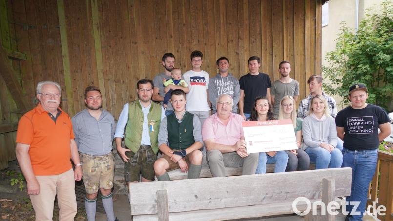 Die Oberbernriether Dorfjugend spendet 1000 Euro an kranke Kinder. Im Bild: links Georg Schmidbauer, daneben die Hulzstousboum und (vorne, Mitte) Herbert Putzer. Bild: fvo