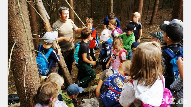 CSU-Gemeinderat Andreas Greiner führte die Kinder in das Leben im Wald ein. Bild: adj