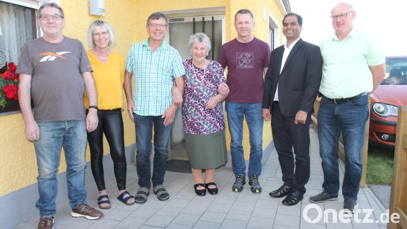 Margareta Janker (Mitte) freut sich über die vielen guten Wünsche zum 90. Geburtstag, darunter die von zweitem Bürgermeister Rudolf Völkl und Pfarrer John Subash (von rechts). Bild: pi