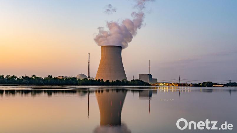 Wasserdampf steigt aus dem Kühlturm des Atomkraftwerks (AKW) Isar 2. Symbolbild: Armin Weigel