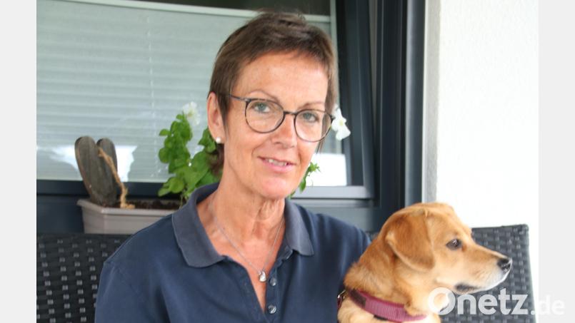 Kerstin Janke (mit Hündin Leni vor ihrem Haus in Waldershof) sieht optimistisch in die Zukunft. Bild: Andreas Godawa/fph
