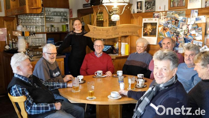 Cathleen Heine (stehend) wird den Stammtisch vermissen, der sich jeden Vormittag bei ihr in der Fronberger Brauereiwirtschaft trifft. Die Wirtin hat zum 1. September den Pachtvertrag gekündigt. Bild: Hirsch