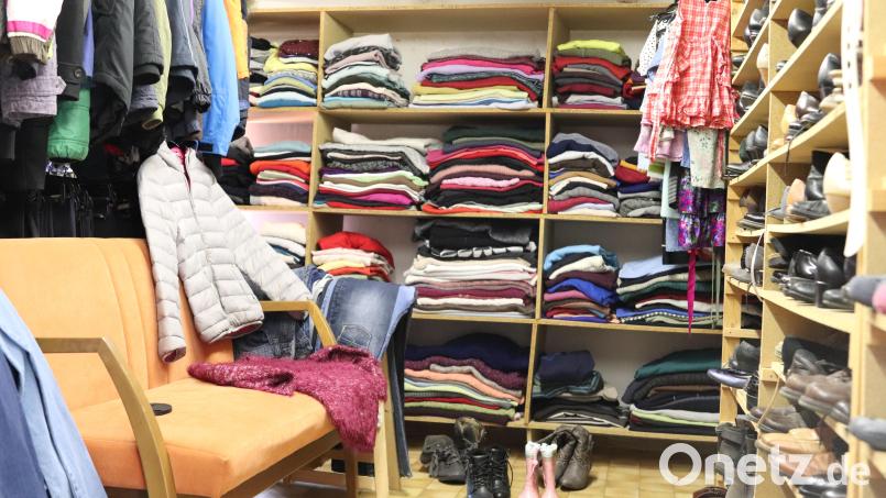 Viele kuschelige Pullover, aber auch schon die ersten warmen Stiefel stehen im Ökumenischen Kleiderladen bereit. Bild: cog