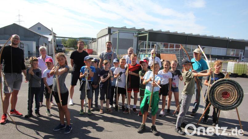 Auf Einladung des SPD-Ortsvereins Konnersreuth zeigte Peter Voggenauer (hinten rechts) 18 Kindern und ihren Betreuern, wie man Bögen baut. Diese wurden anschließend gleich ausprobiert. Bild: kro