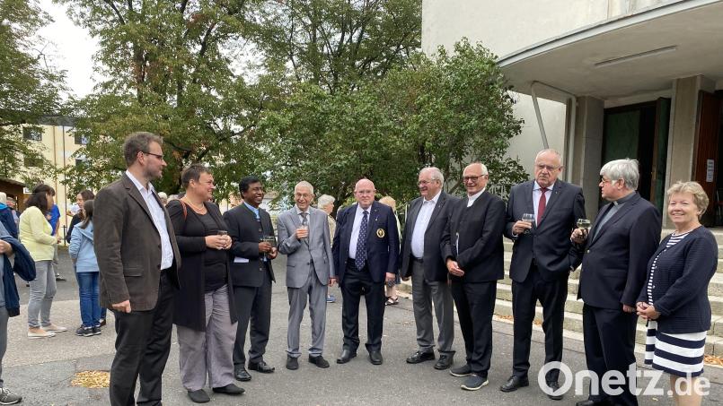 Beim lockeren Kennenlernen auf dem Kirchplatz von St. Elisabeth begrüßen Gläubige und Geistliche den neuen Pfarrer Thomas Jeschner (Zweiter von rechts). Bürgermeister Lothar Höher (Dritter von rechts) hieß den Bischöflich Geistlichen Rat ebenfalls in Weiden willkommen. Bild: Reichl/exb